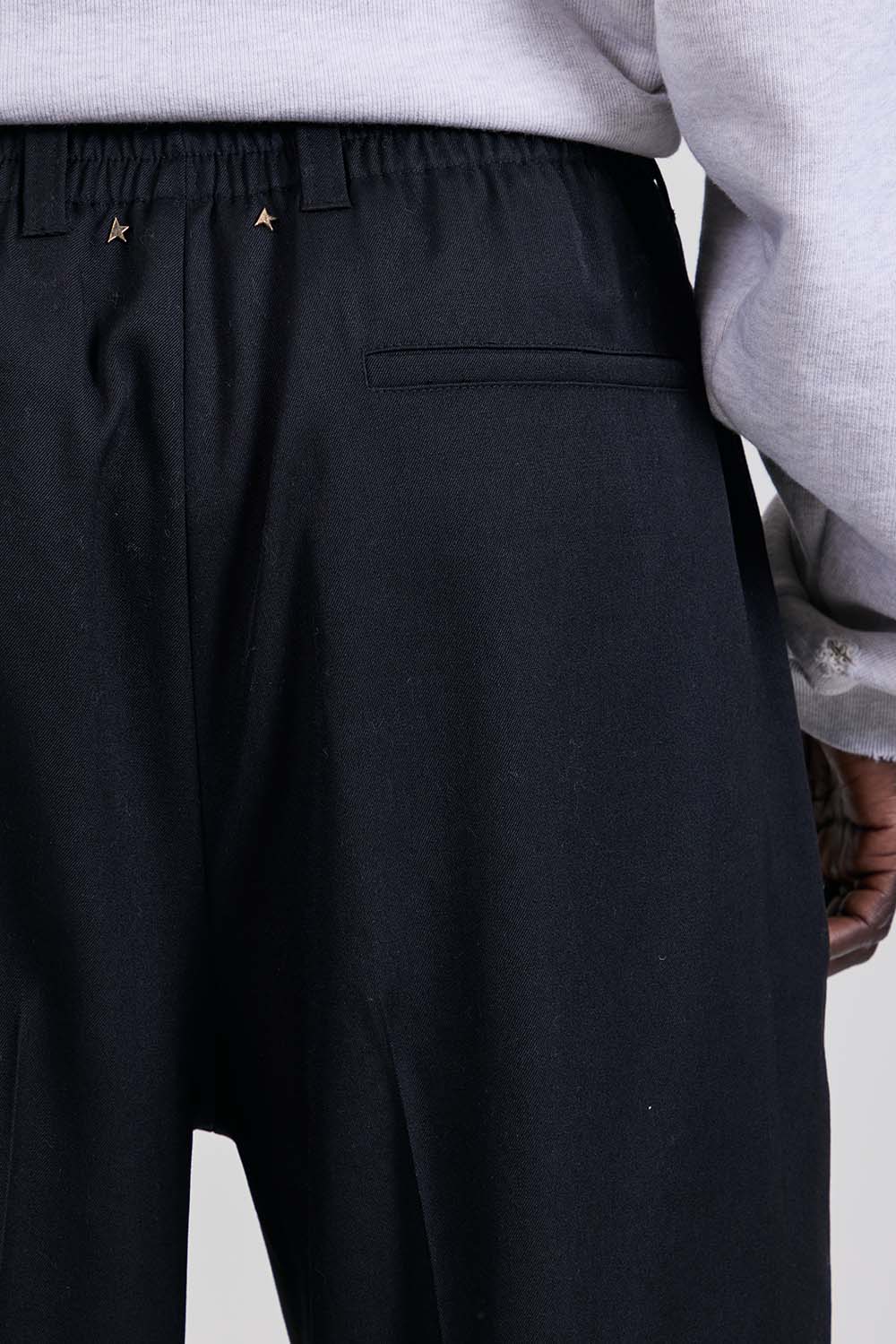 תמונת תקריב דוגמן של מכנסיים מחוייטים