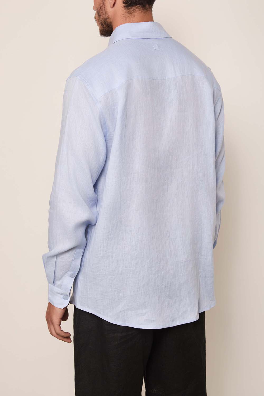 תמונת דוגמן אחורית של חולצה מכופתרת