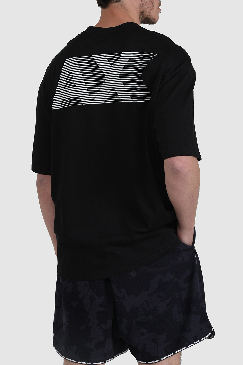 תמונת דוגמן אחורית של חולצת טי