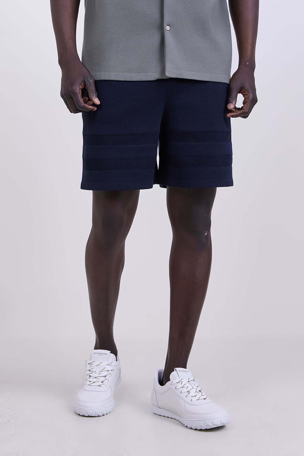 תמונת דוגמן קידמית של מכנסיים קצרים בגזרה משוחררת