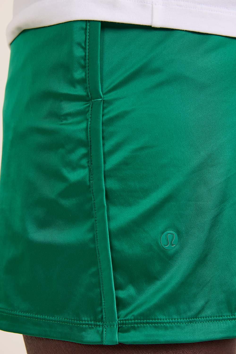 תמונת תקריב דוגמן של Stretch Satin Nylon Short 5