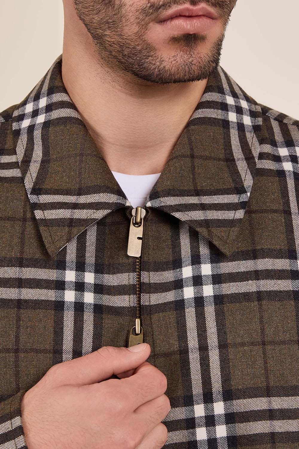 תמונת תקריב דוגמן של ז'קט צמר הרינגטון