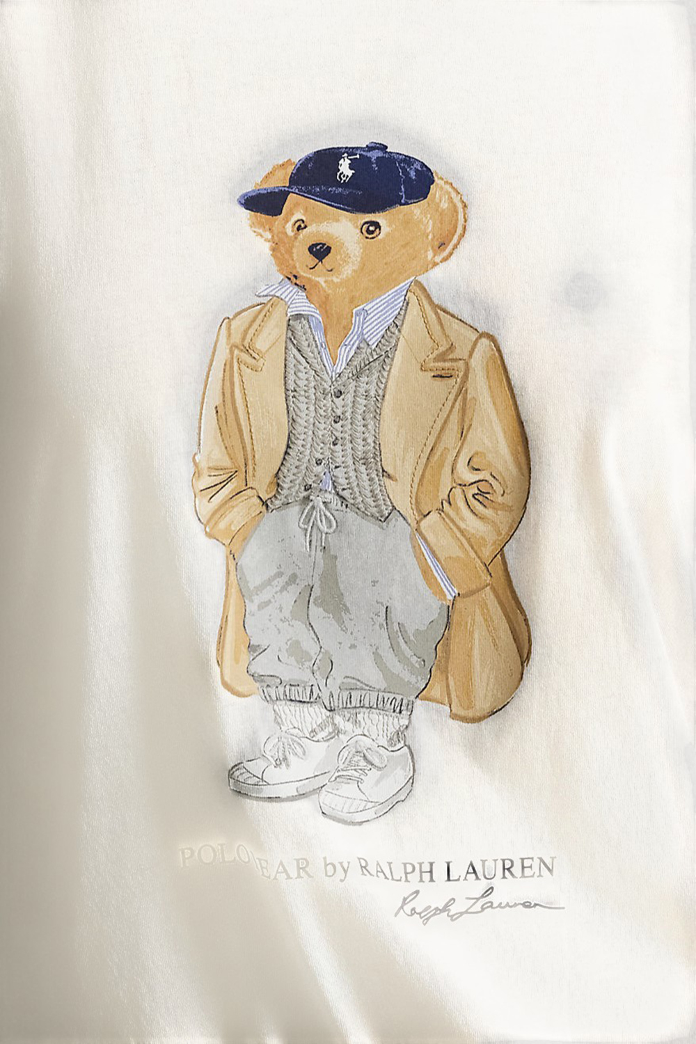 תמונת תקריב דוגמן של חולצת טי דובי פולו