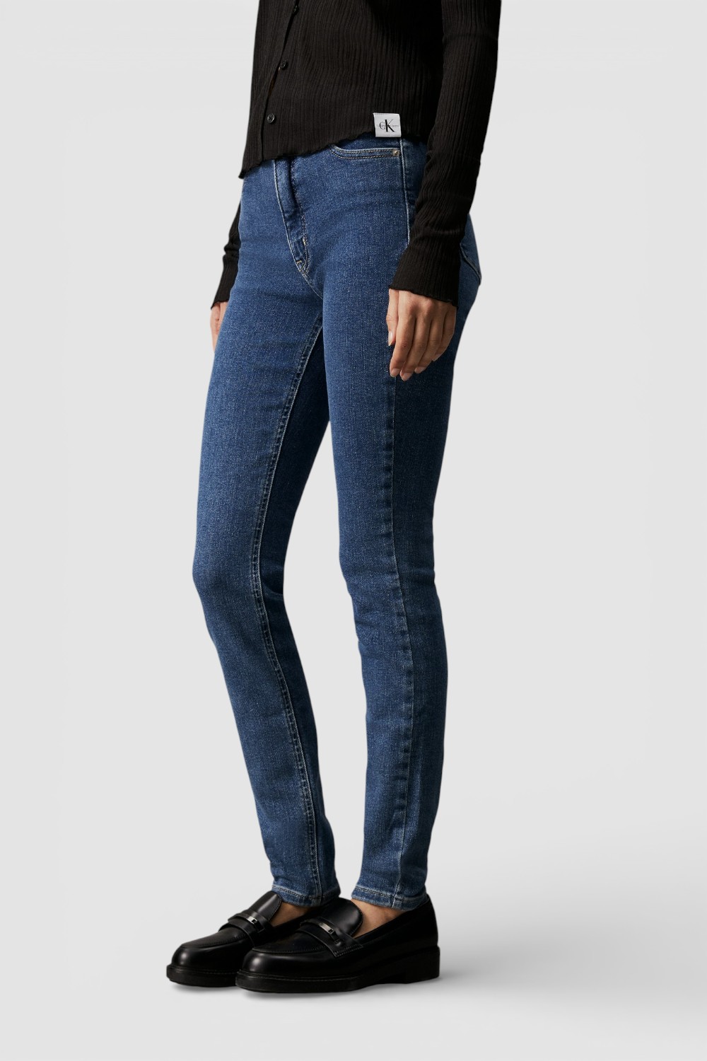 תמונת דוגמן קידמית של מכנסי ג'ינס סקיני