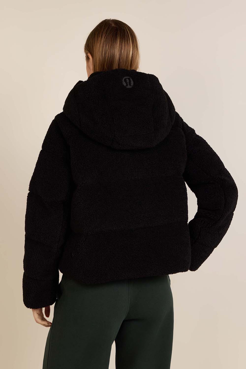 תמונת דוגמן אחורית של Wunder Puff Cropped Vest Textured Fleece