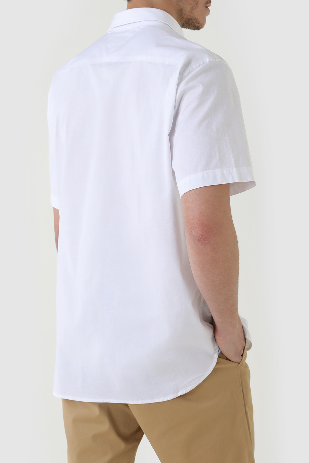 תמונת דוגמן אחורית של חולצת מכופתרת