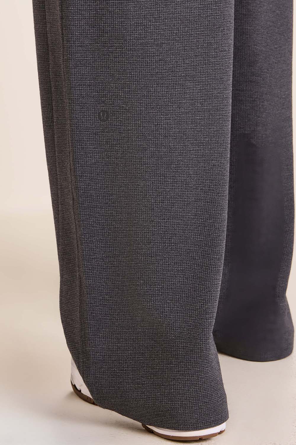 תמונת תקריב דוגמן של Scuba Mid-Rise Wide-Leg Pant