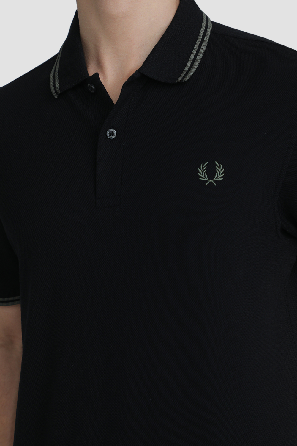 תמונת תקריב דוגמן של חולצת פולו קצרה