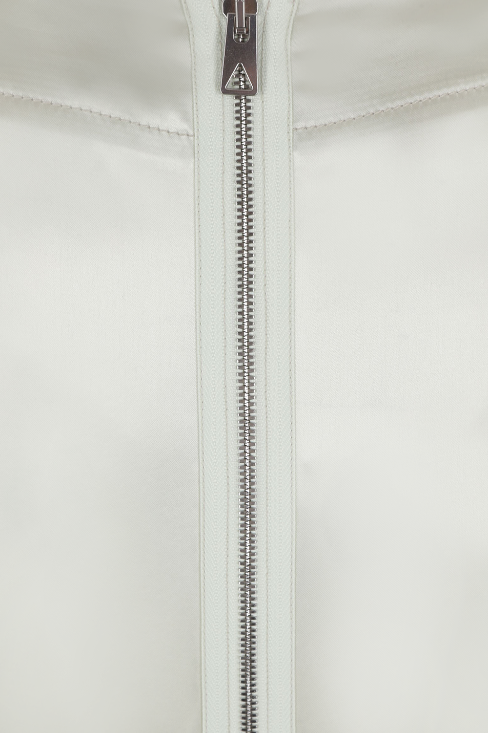 תמונה אחורית של חצאית סאטן עם קשירה