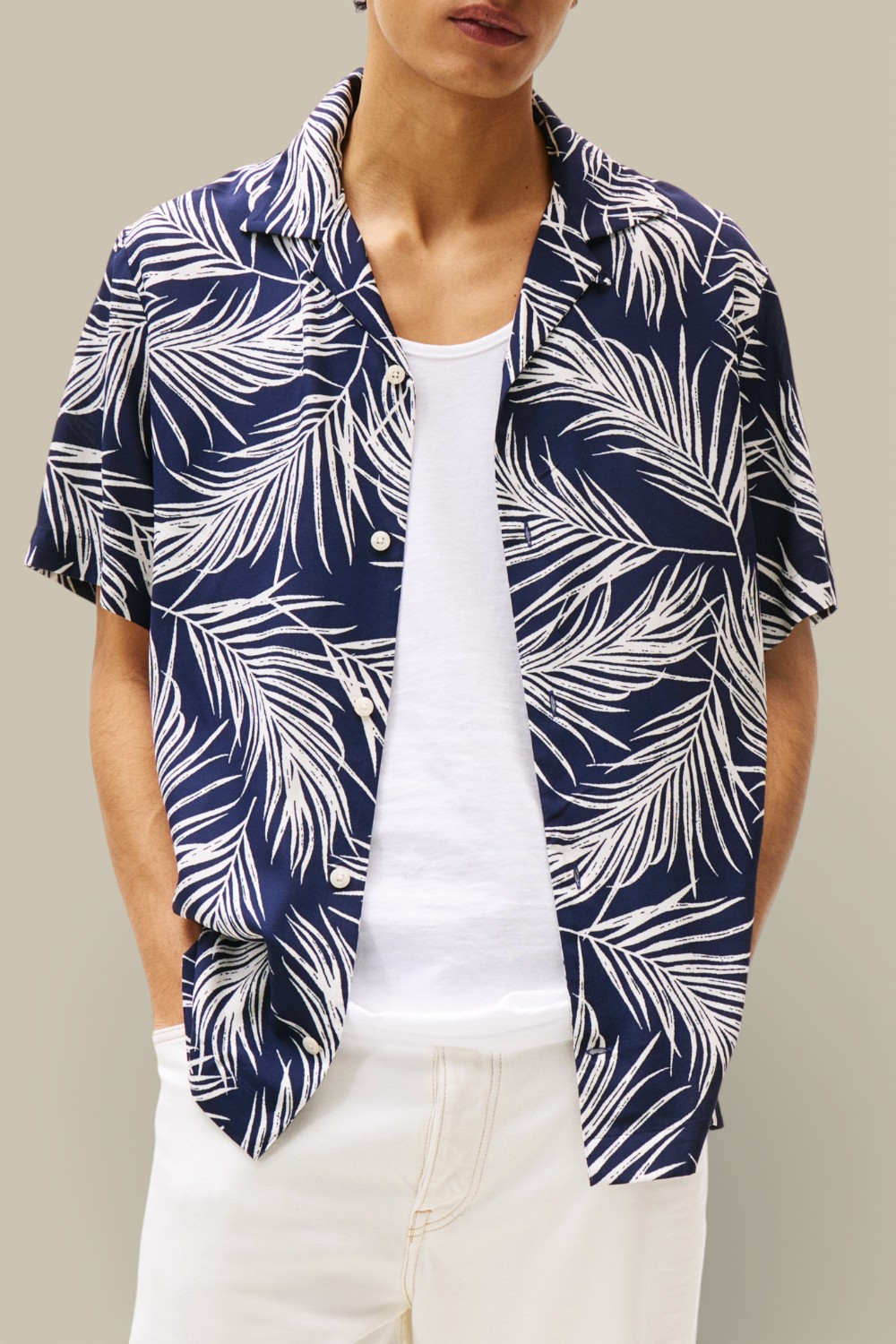 תמונת דוגמן קידמית של חולצת כפתורים