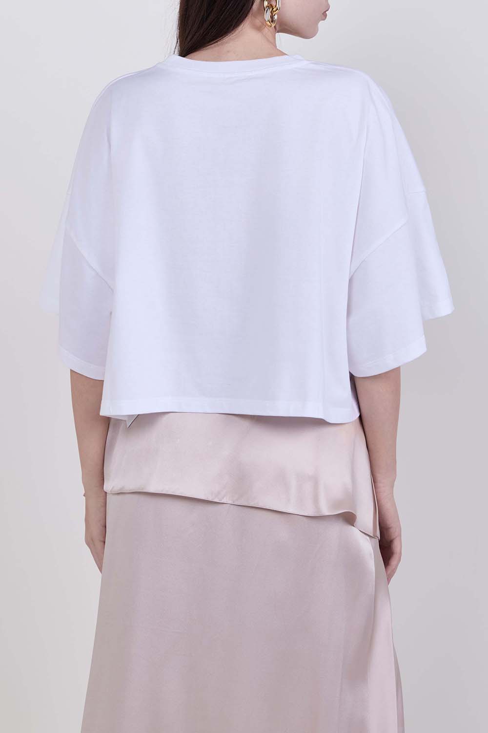 תמונת דוגמן אחורית של חולצת טי בגזרה מרובעת