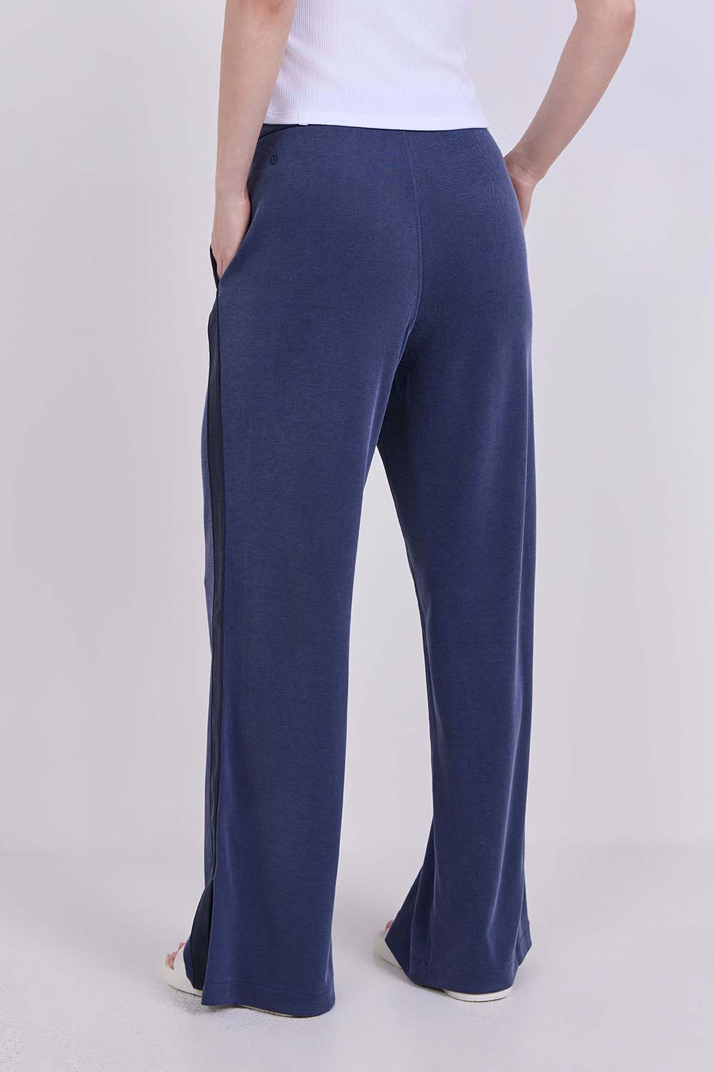 תמונת דוגמן אחורית של Softstreme High-Rise Wide-Leg Pique Pant Regular