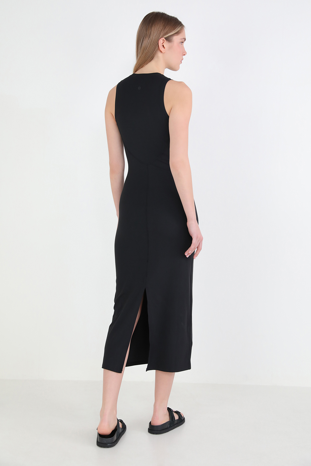 תמונת דוגמן אחורית של All Aligned Ribbed Midi Dress