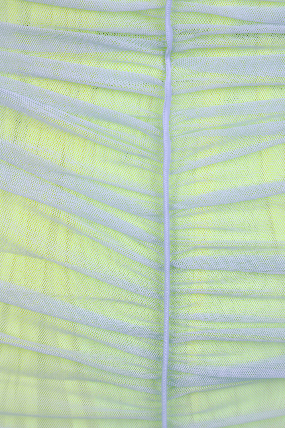 תמונה אחורית של שמלה שקופה עם בטנה ירוק