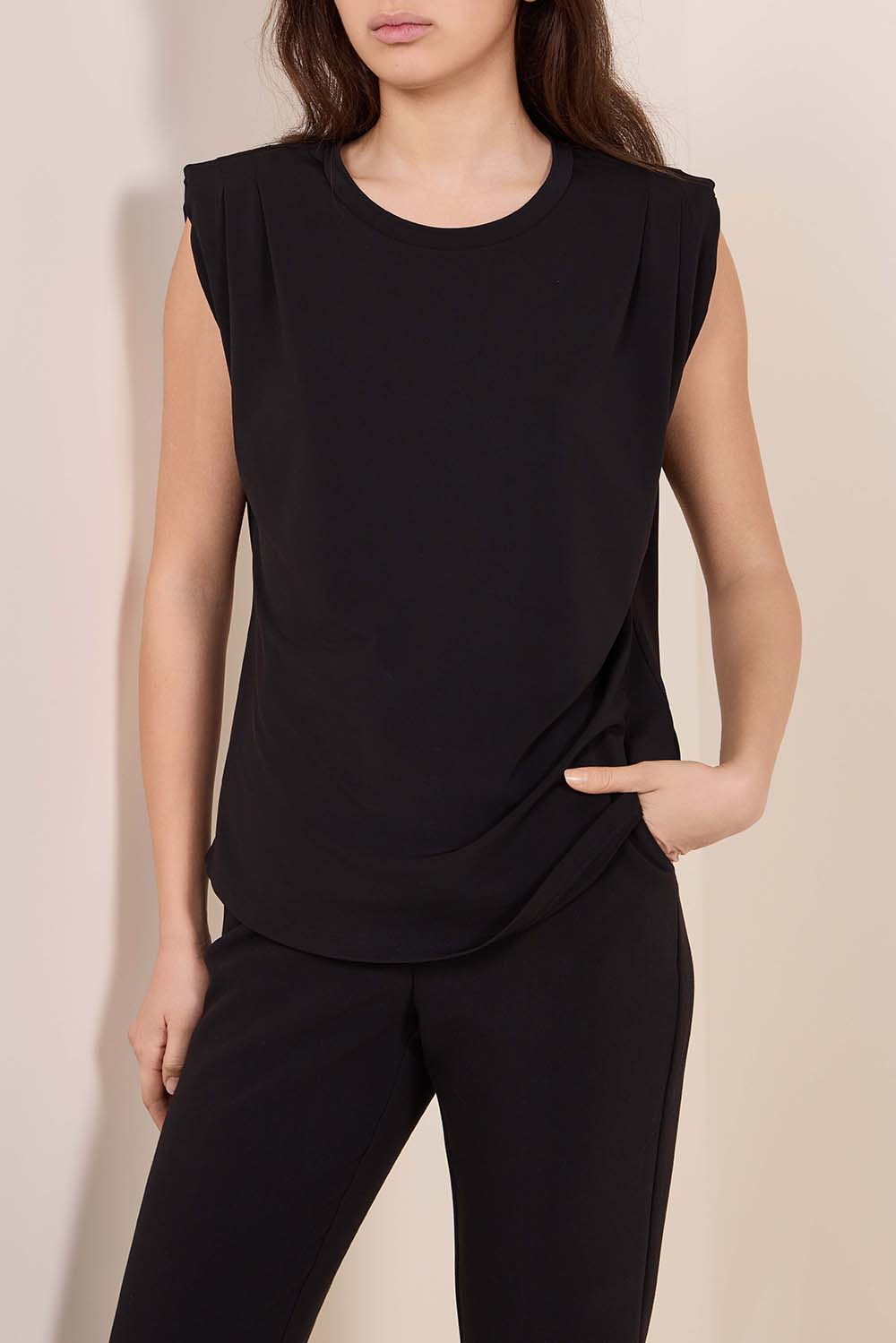 תמונת דוגמן קידמית של גופיית קפלים