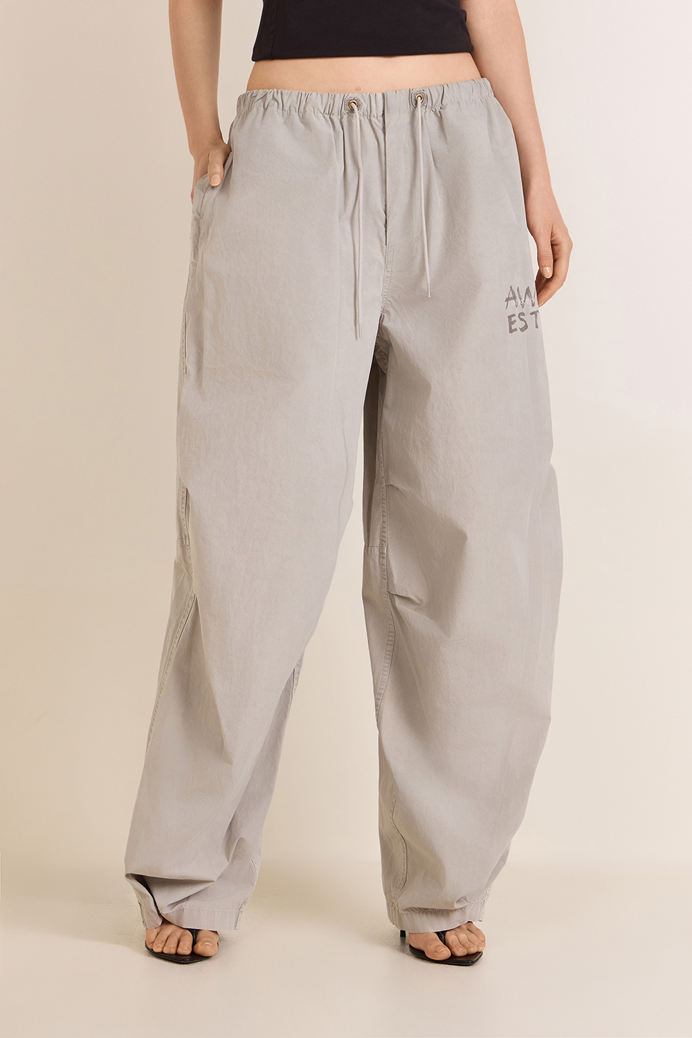 תמונת דוגמן קידמית של מכנסי ג'וג