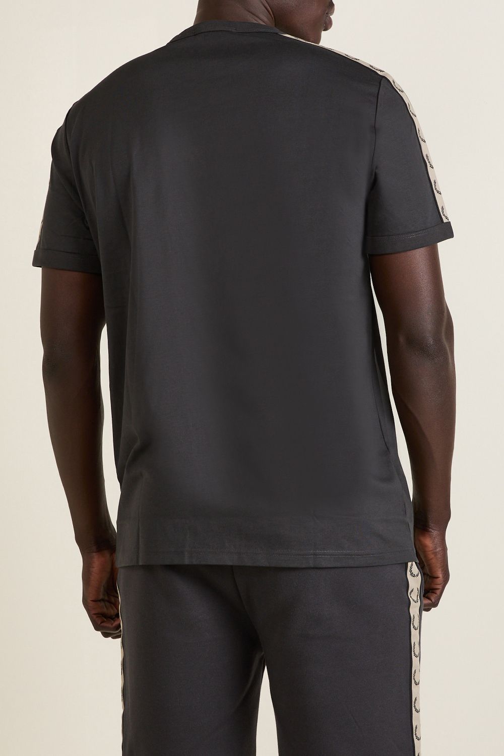 תמונת דוגמן אחורית של חולצת טי