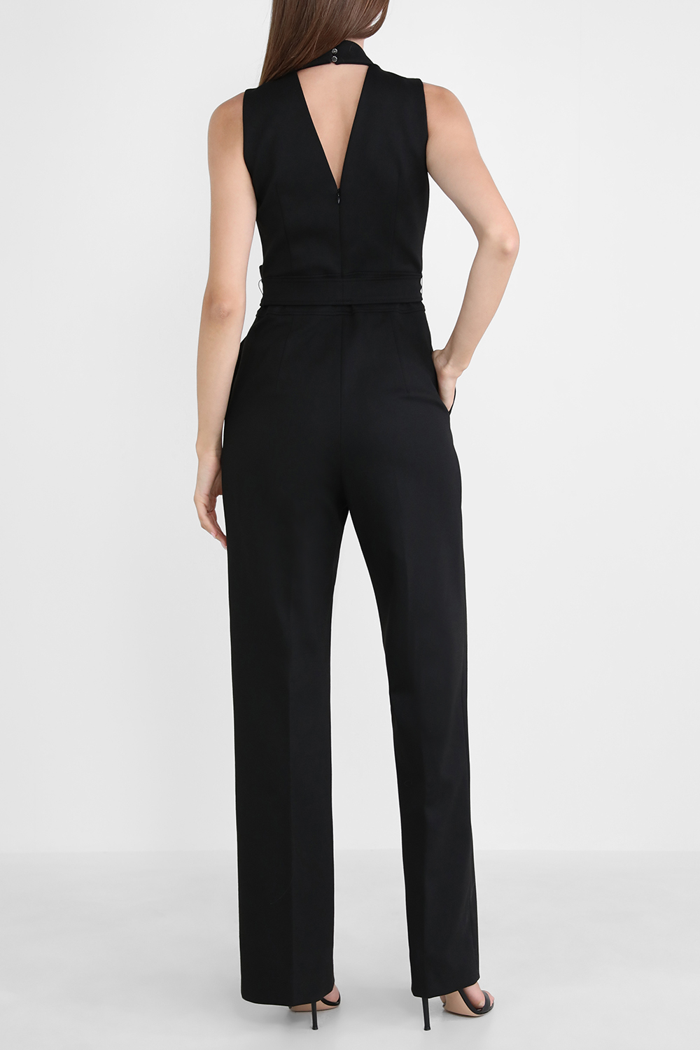 תמונת דוגמן אחורית של אוברול ארוך עם קשירה