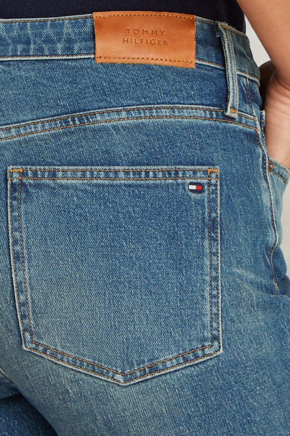 תמונת תקריב דוגמן של מכנסי ג'ינס בגזרת בוטקאט