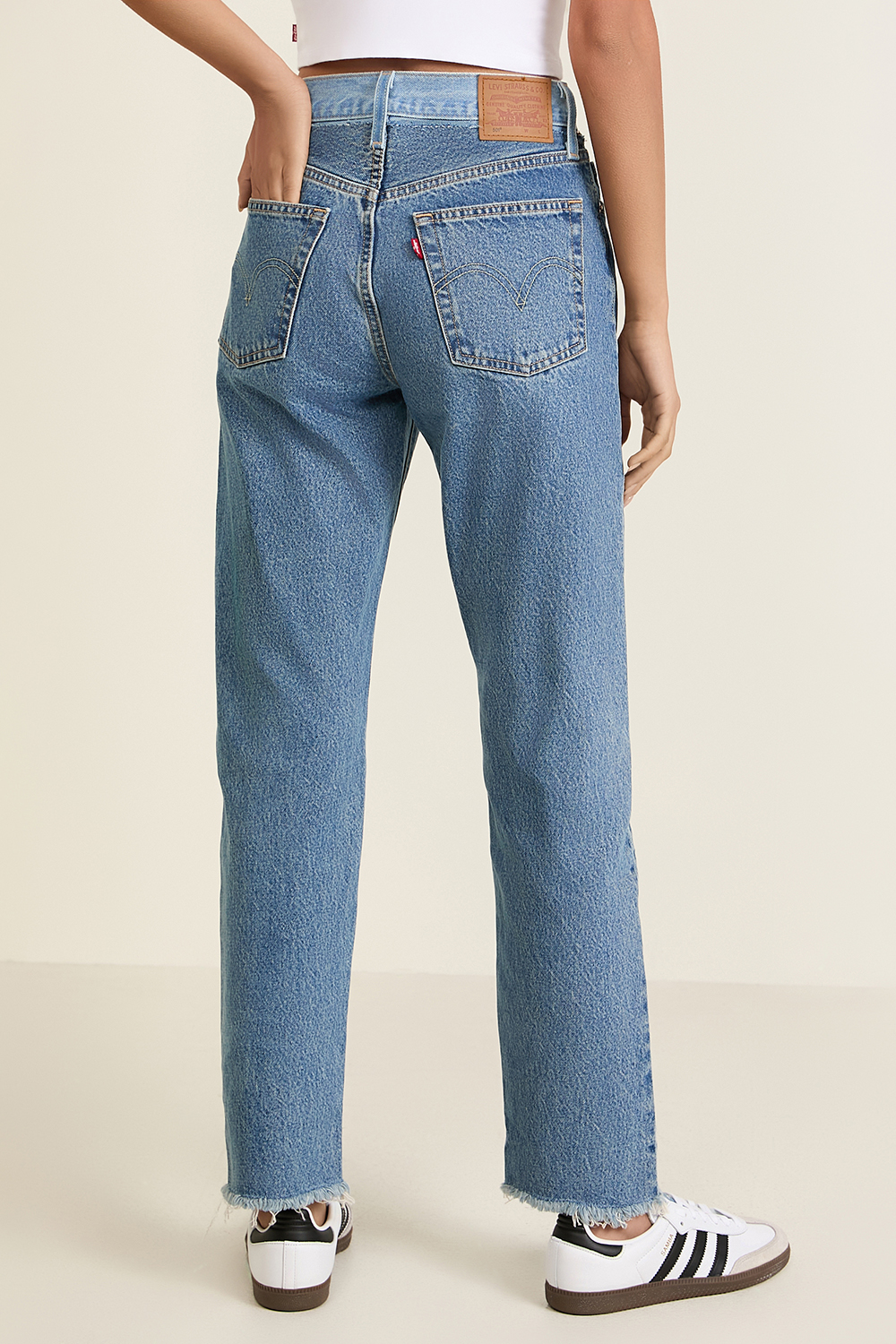 תמונת דוגמן אחורית של מכנסי ג'ינס 501 קרופ ספליט בגזרה ישרה