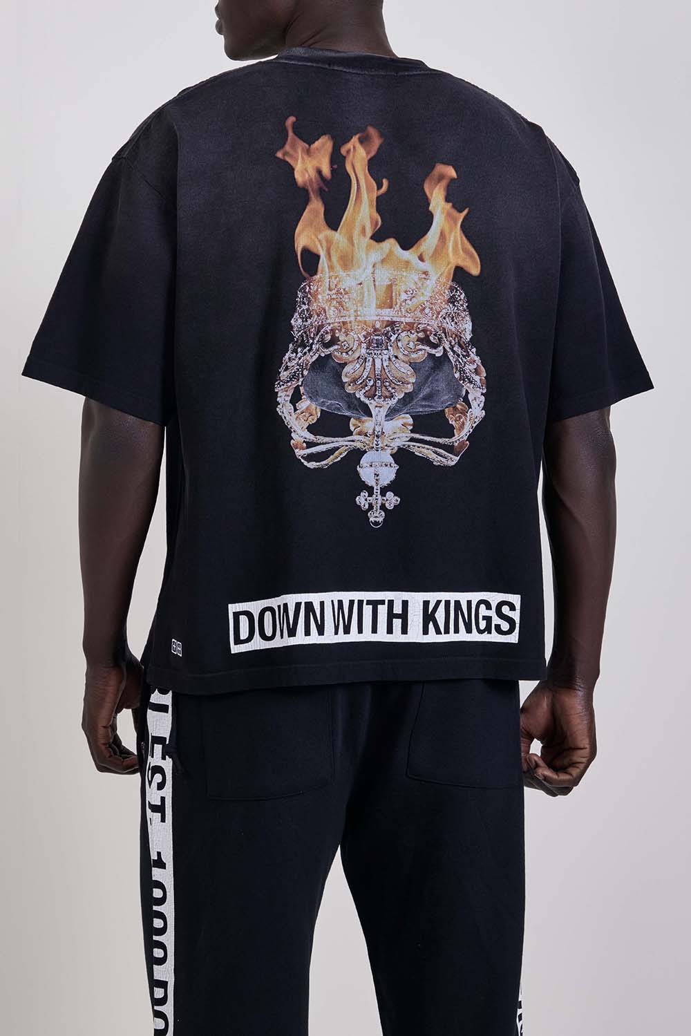 תמונת דוגמן אחורית של חולצת טי אוברסייז