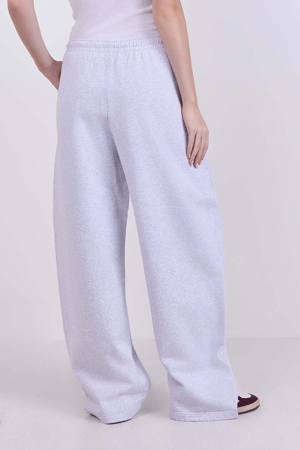 תמונת דוגמן אחורית של מכנסי ג'וגר בגזרה משוחררת