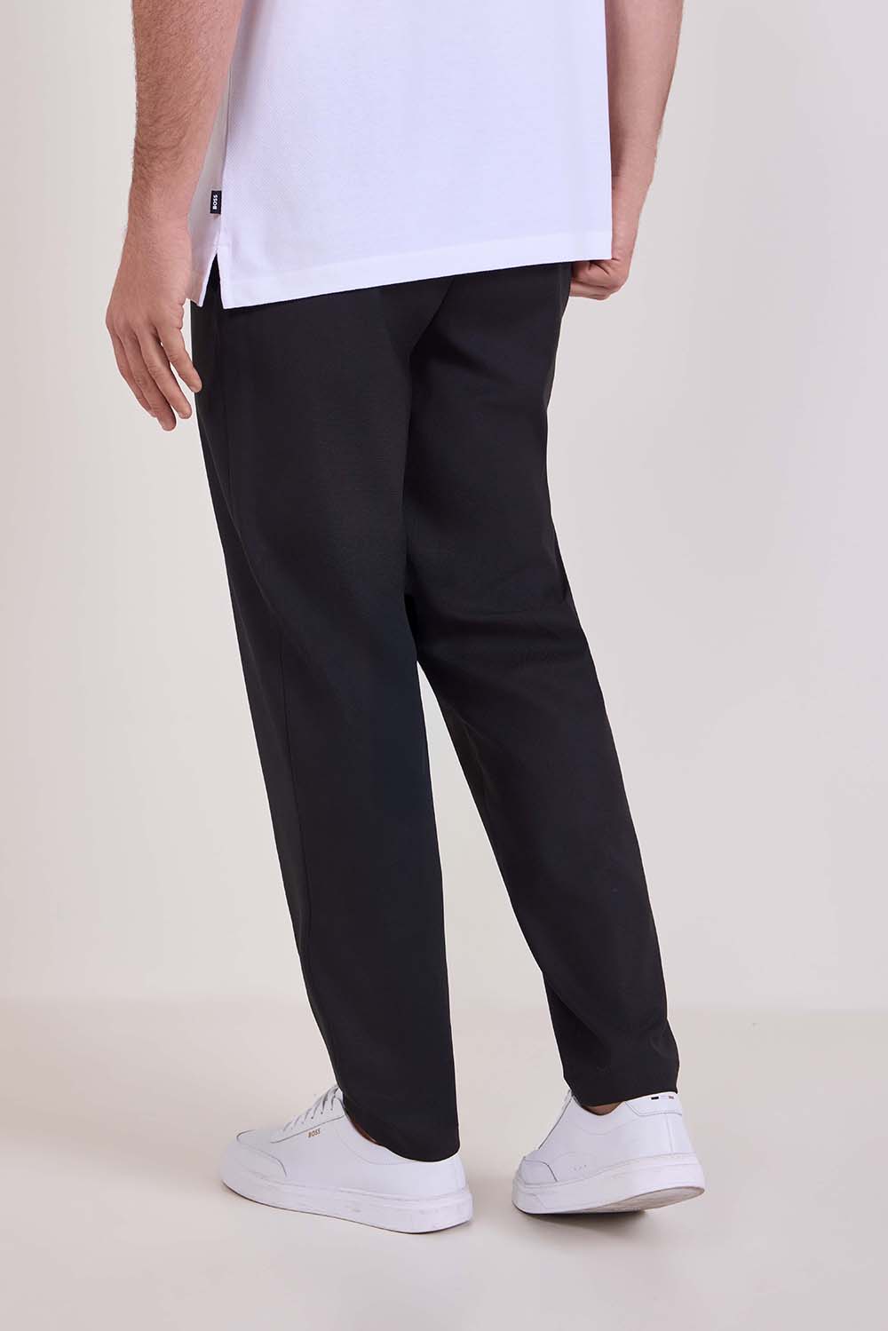 תמונת דוגמן אחורית של מכנסי צ'ינו