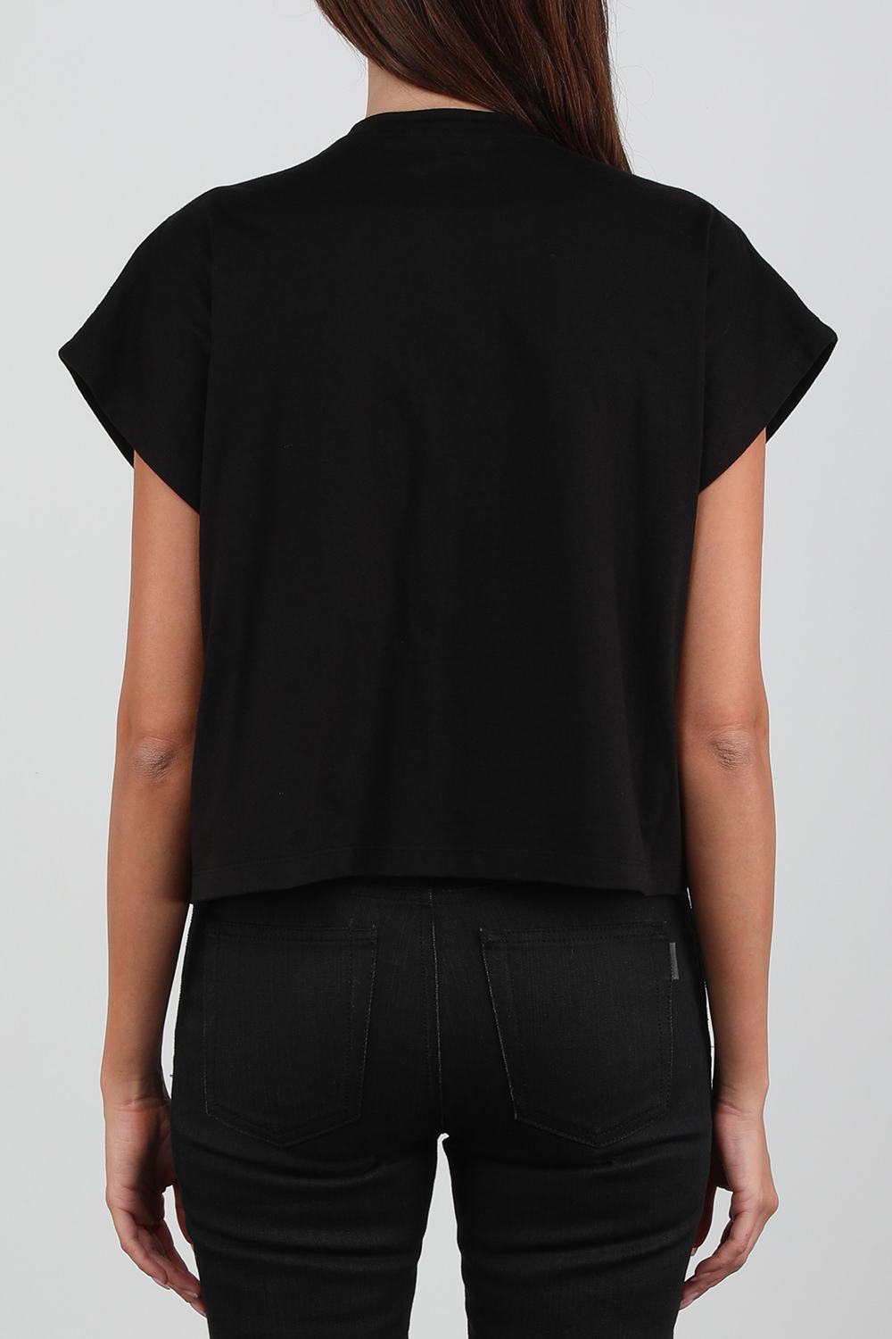 תמונת דוגמן אחורית של חולצת טי קרופ עם שרשראות וסיכות פנינים