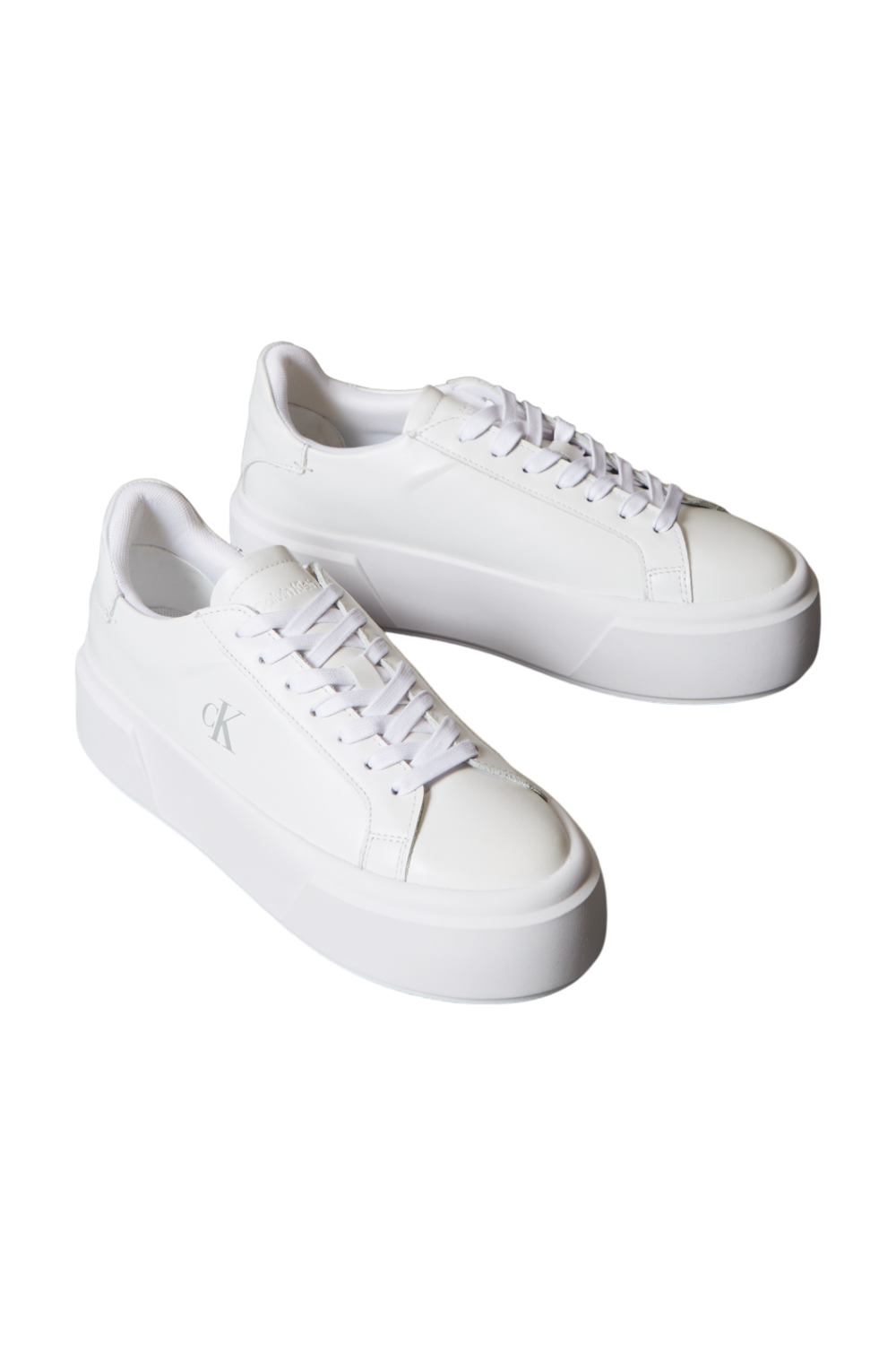 תמונת תקריב של נעלי סניקרס פלטפורמה