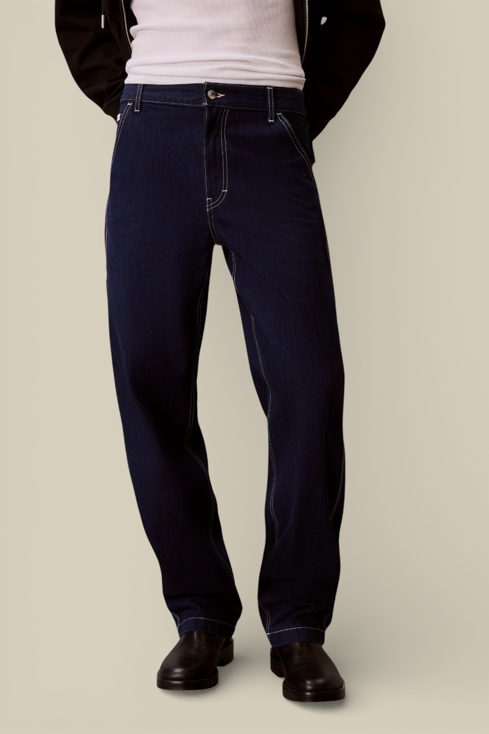 תמונת דוגמן קידמית של מכנסי ג'ינס בגזרה ישרה