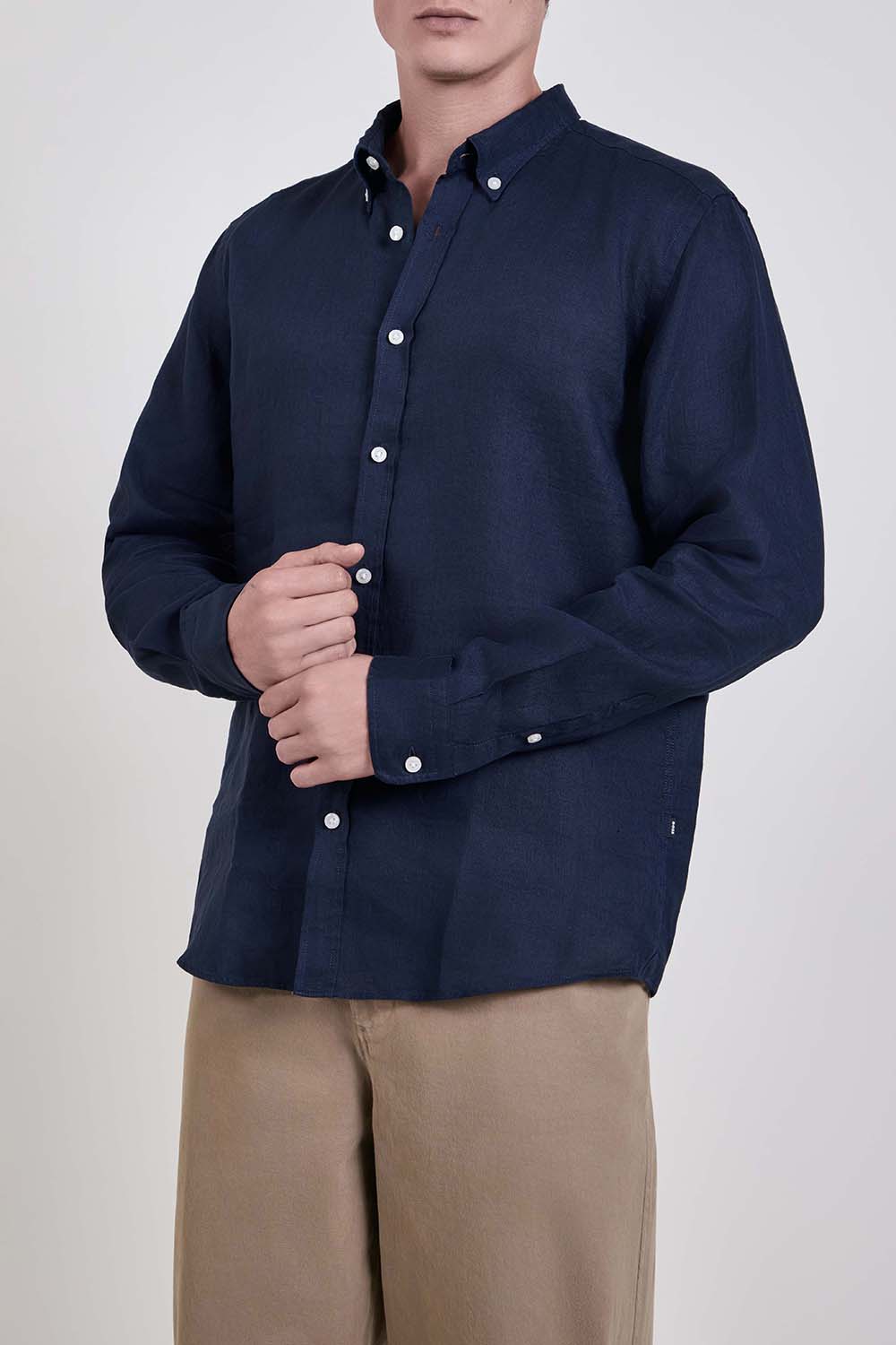 תמונת דוגמן קידמית של חולצה מכופתרת בגזרה ישרה