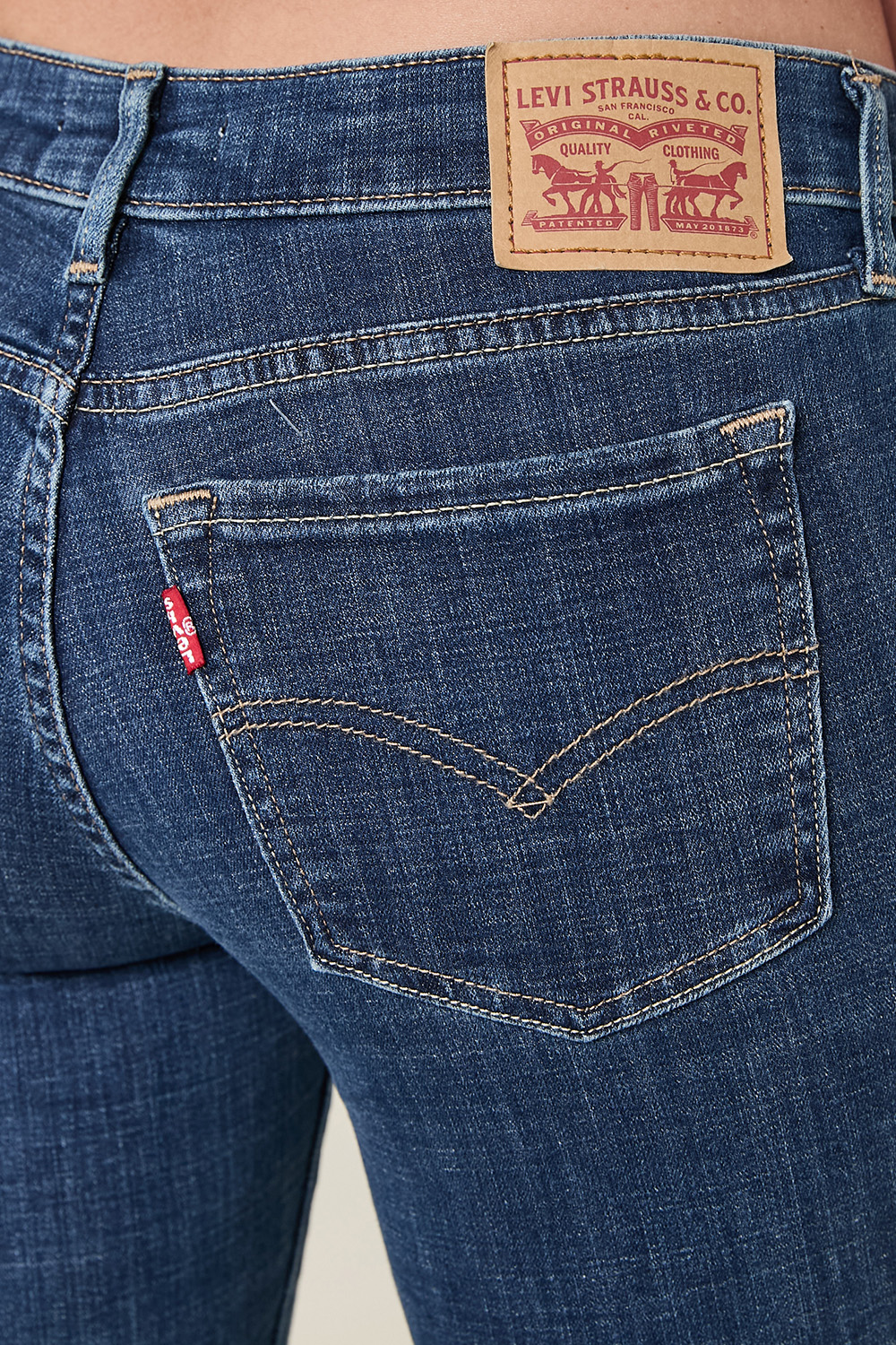 תמונת תקריב דוגמן של מכנסי ג'ינס סקיני 711