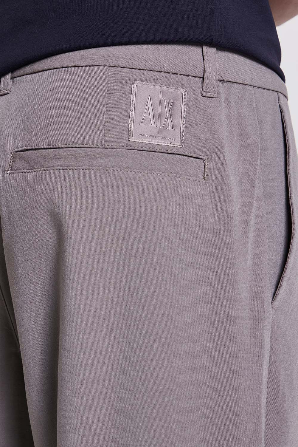 תמונת תקריב דוגמן של מכנסי צ&rsquo;ינו