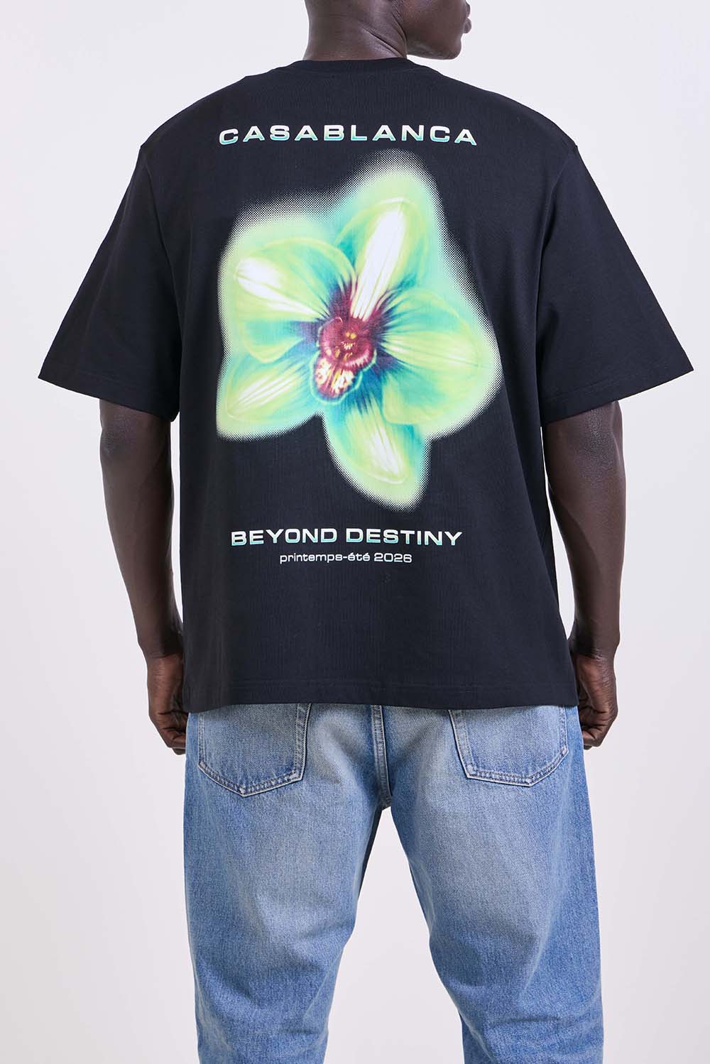 תמונת דוגמן אחורית של חולצת טי אוברסייז