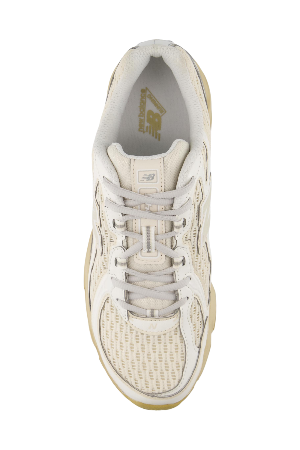 תמונת תקריב של נעלי סניקרס 740