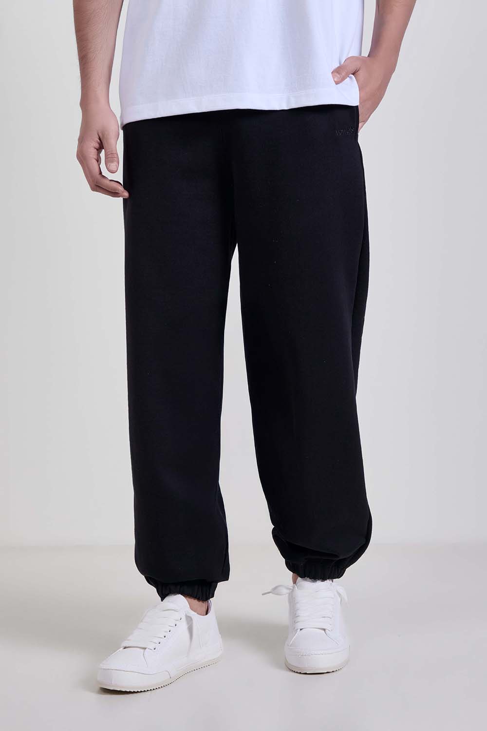 תמונת דוגמן קידמית של מכנסי ג'וגר בגזרה ישרה