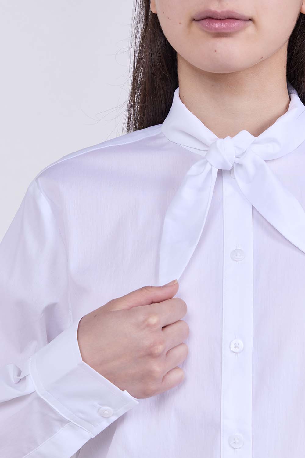 תמונת תקריב דוגמן של חולצה מכופתרת קשירה