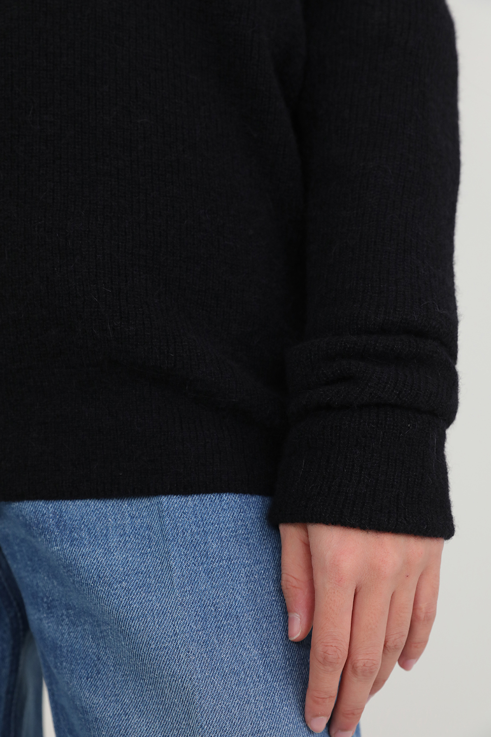 תמונת תקריב דוגמן של סוודר עם צווארון וי