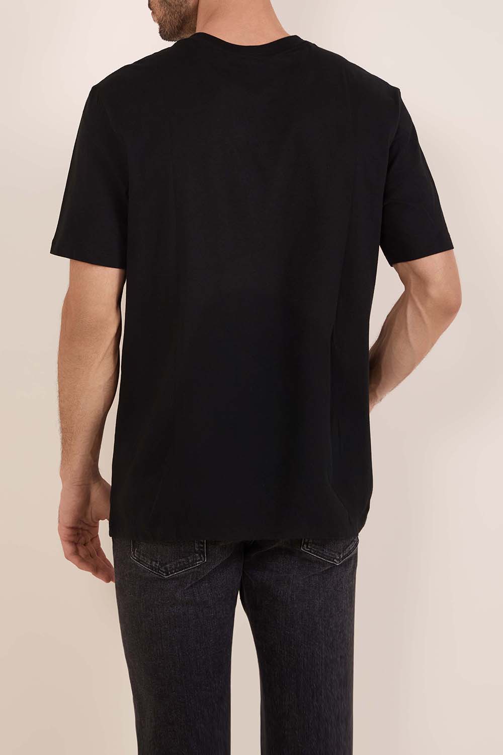 תמונת דוגמן אחורית של חולצת טי