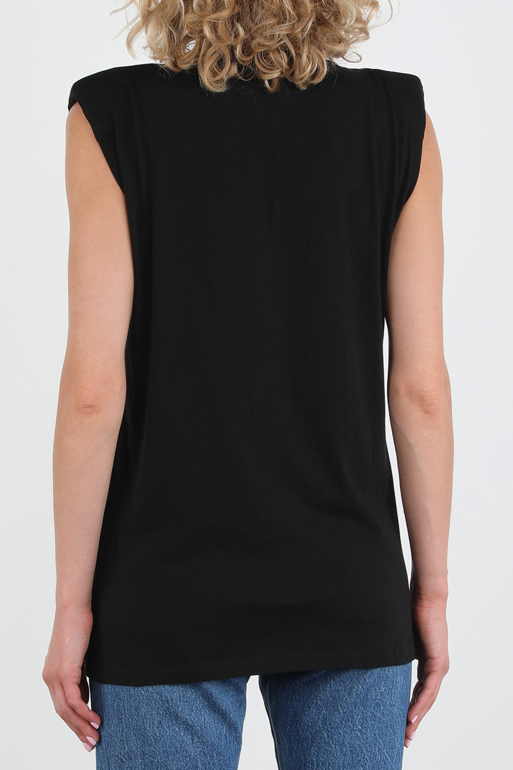 תמונת דוגמן אחורית של גופיה שחורה עם לוגו