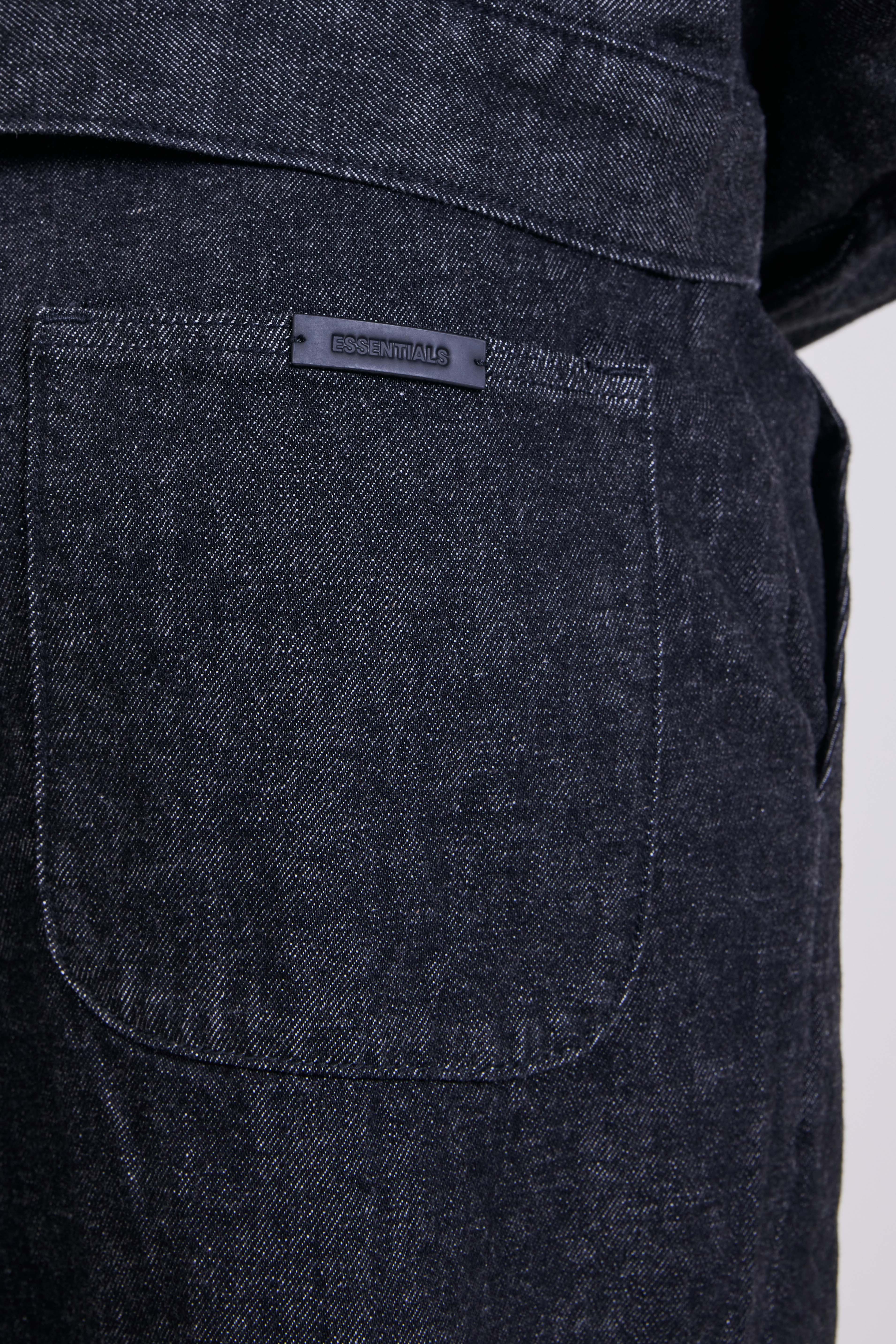 תמונת תקריב דוגמן של מכנסי ג'ינס בגזרה משוחררת