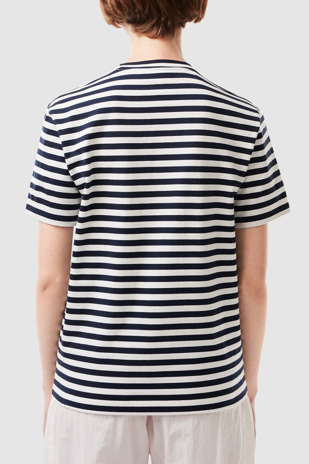 תמונת דוגמן אחורית של חולצת טי