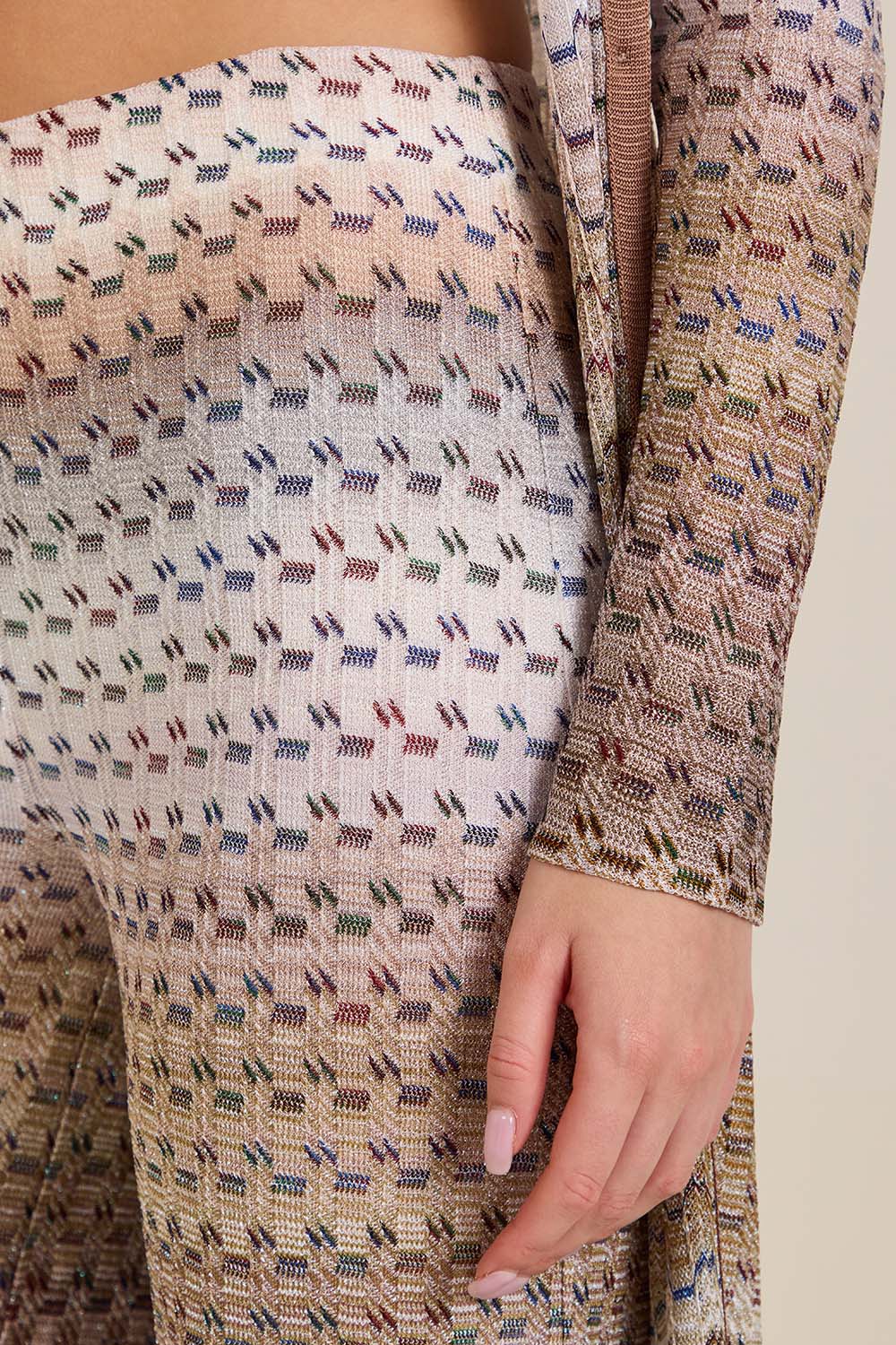 תמונת תקריב דוגמן של מכנסיים ארוכים