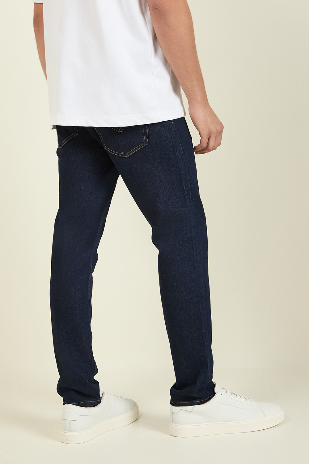 תמונת דוגמן אחורית של מכנסי ג'ינס סלים טאפר 512