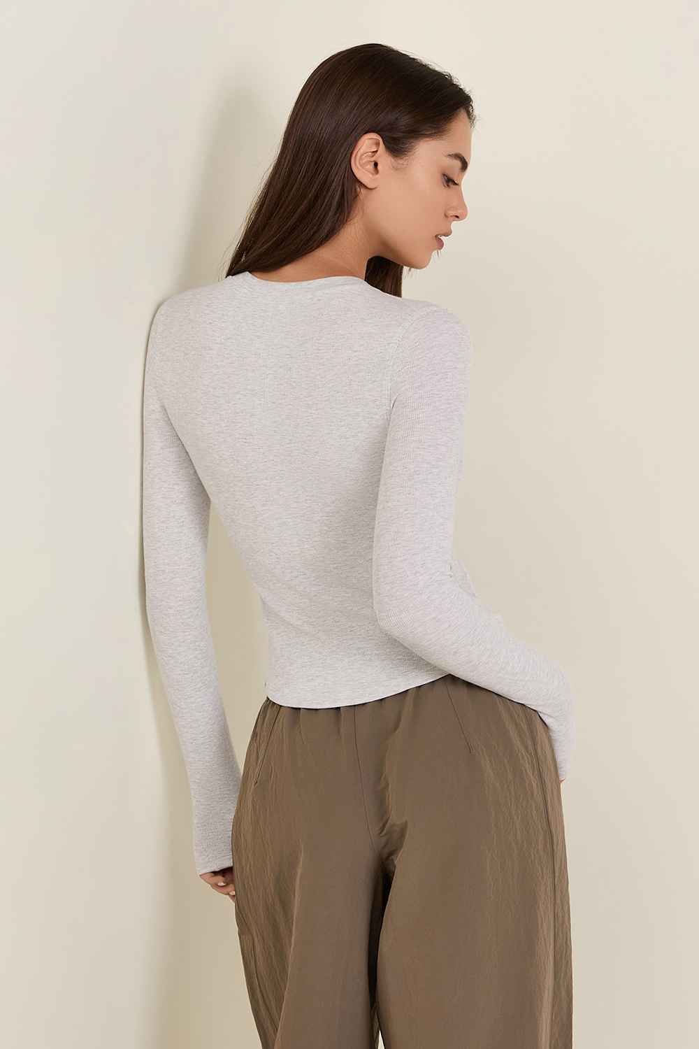 תמונת דוגמן אחורית של Hold Tight Long-Sleeve Henley