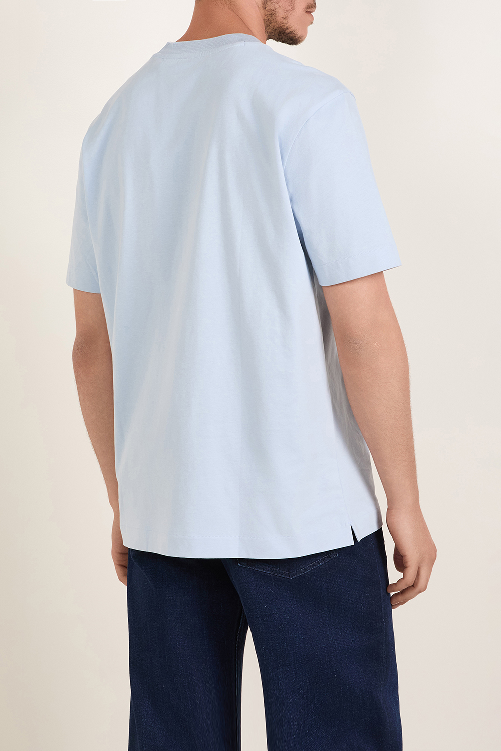 תמונת דוגמן אחורית של חולצת טי