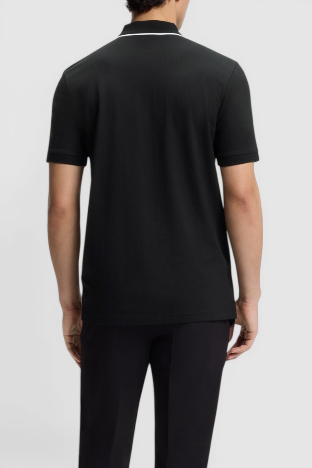 תמונת דוגמן אחורית של חולצת פולו בגזרת סלים