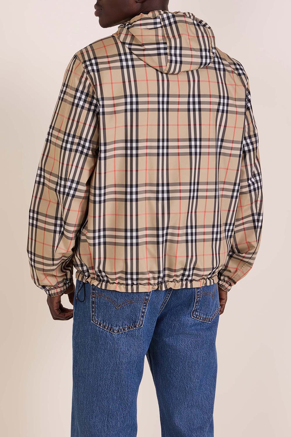 תמונת תקריב דוגמן של מעיל רוח דו צדדי