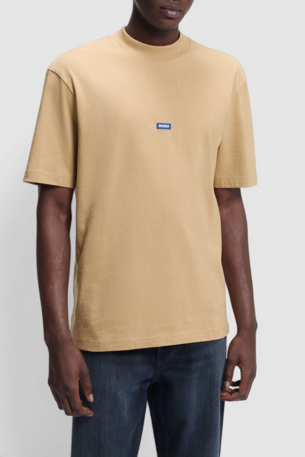 תמונת דוגמן קידמית של חולצת טי בגזרה ישרה