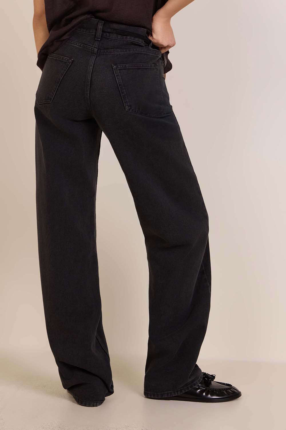 תמונת דוגמן אחורית של מכנסי ג'ינס בגזרה ישרה